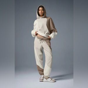 alo yoga 
Make Waves Hoodie
Color : Ivory/Bone/Gravel
NWT